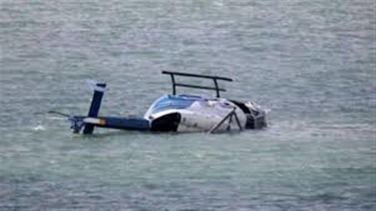 انتشال جثة طيار بعد سقوط طائرة مروحية بالبحر قبالة جزيرة يونانية