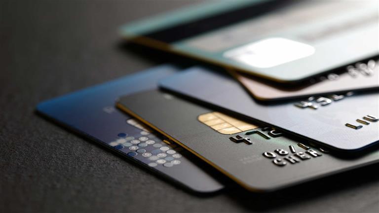 دبت وكرديت كارد ومسبقة الدفع.. ما الفرق بين استخدامات البطاقات البنكية؟