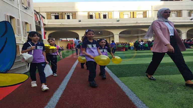 عرائس وبالونات في استقبال الطلاب بأول أيام العام الدراسي ببورسعيد - فيديو وصور 