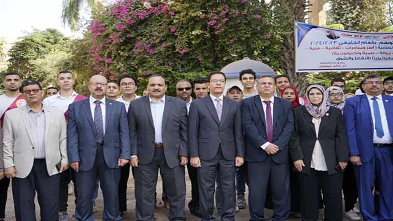 بالصور- رئيس جامعة بنها يشارك الطلاب لعب "الشطرنج" والـ"بنج بونج" في أول يوم دراسي