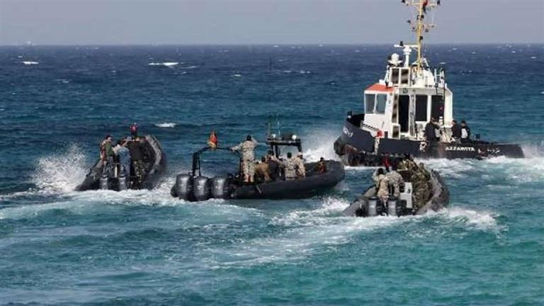 خفر السواحل الليبي يصطدم بقارب على متنه 50 مهاجرًا ويتسبب في غرقه (فيديو)