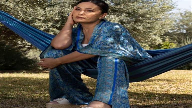 ياسمين صبري أنيقة و"سيلفي" أسماء جلال.. 10 لقطات لنجوم الفن خلال 24 ساعة
