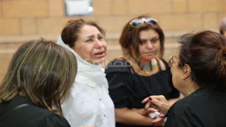 بالصور| انهيار ماجدة نور الدين والدة المخرج الشاب أحمد سامي العدل في جنازته