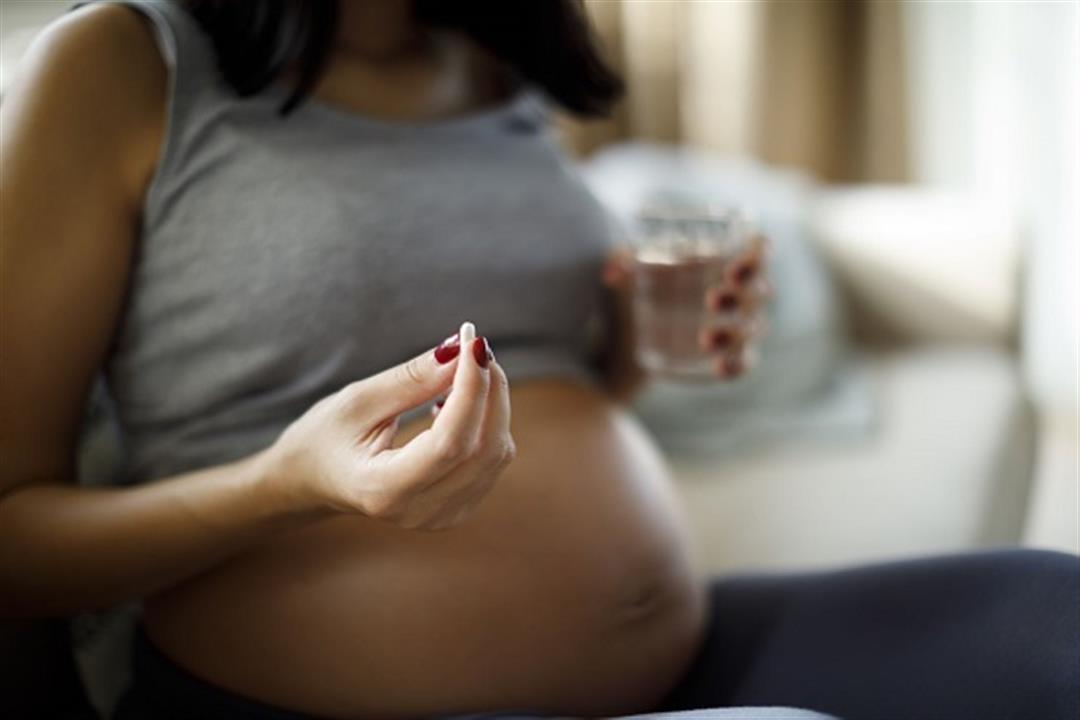 للحوامل- حسام موافي يحذر: هذه العادة خطر على الجنين