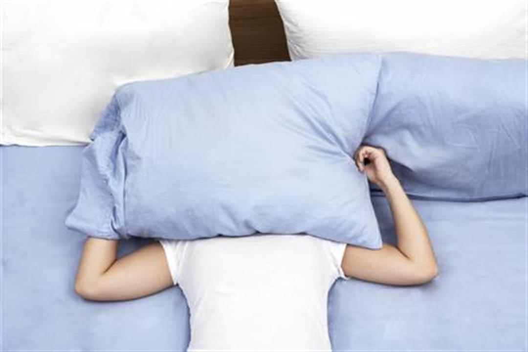استشاري يكشف عن تأثير تغطية الوجه أثناء النوم على مرضى الجيوب الأنفية