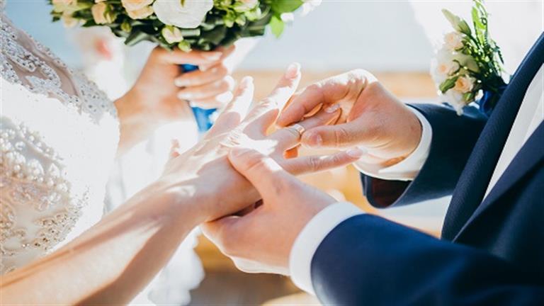 عروس تصفع عريسها خلال حفل زفافهما.. والسبب مفاجأة صادمة (فيديو)
