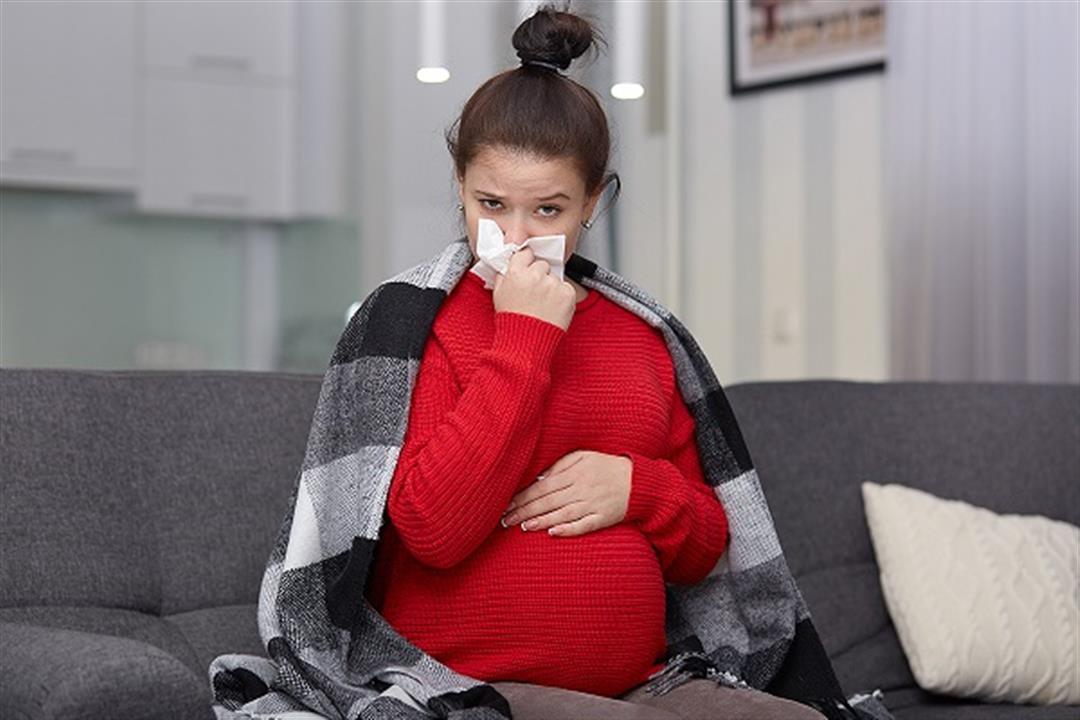 طبيبة تحذر: الإنفلونزا قد تهدد الحامل والجنين بهذه المضاعفات
