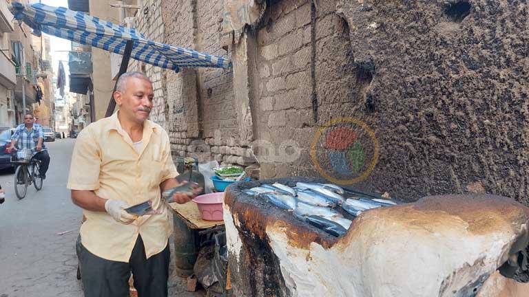 "من بين الأدخنة أخرج مهندسين".. قصة بائع سمك مشوى كسب محبة أهالي الزقازيق -صور 