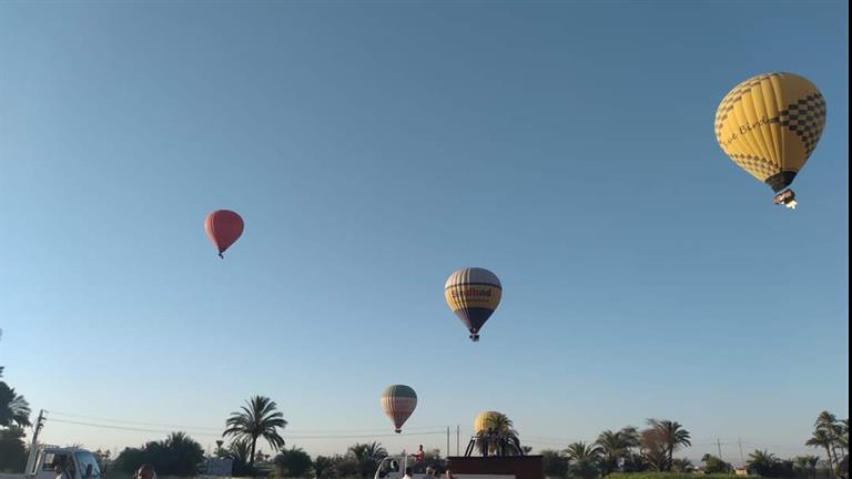 2000 سائح يحلقون في سماء الأقصر على متن 70 رحلة بالون طائر