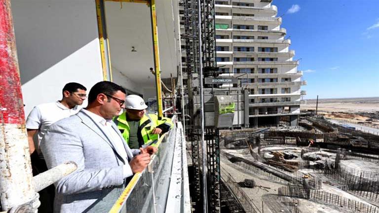 من أعلى نقطة بمدينة العلمين الجديدة.. وزير الإسكان يتفقد أبراج الداون تاون وبحيرات العلمين "كريستال لاجون"