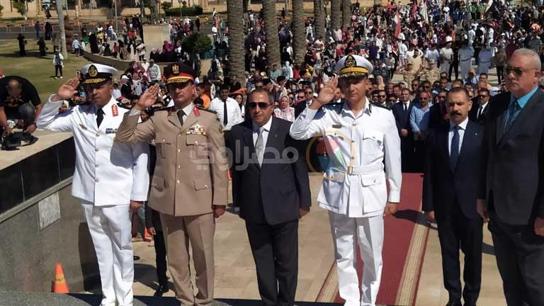 عزفت الموسيقى سلام الشهيد.. محافظ بورسعيد يضع إكليلًا من الزهور على النصب التذكاري -فيديو وصور