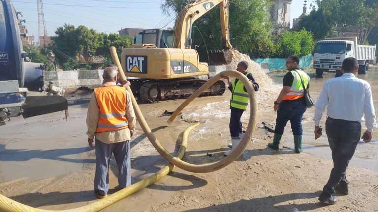 بالصور.. تسرب مفاجئ في خط طرد محطة صرف البركة بأسيوط.. وفرق الصيانة تتدخل 