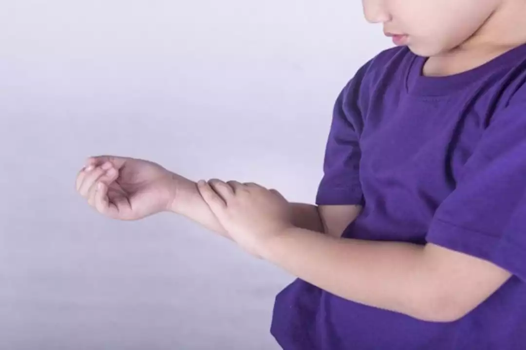 مبيقدرش يتحرك.. أسباب إصابة الأطفال بالروماتويد وأبرز علاماته