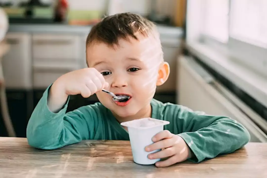 خبير تغذية يحذر: الزبادي ممنوع لهؤلاء الأطفال