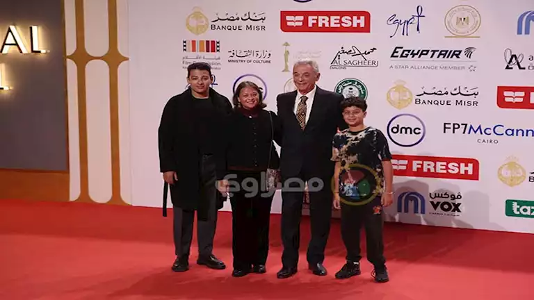 بالصور| أسرة محمود حميدة تشاهد فيلم "مين يصدق" بمهرجان القاهرة السينمائي