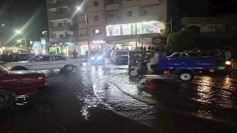 بالصور.. انفجار خط مياه الشرب يغمر شوارع منفلوط بالمياه