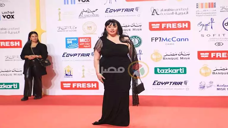 بفستان أسود.. هند عاكف تتألق في سادس أيام مهرجان القاهرة السينمائي 