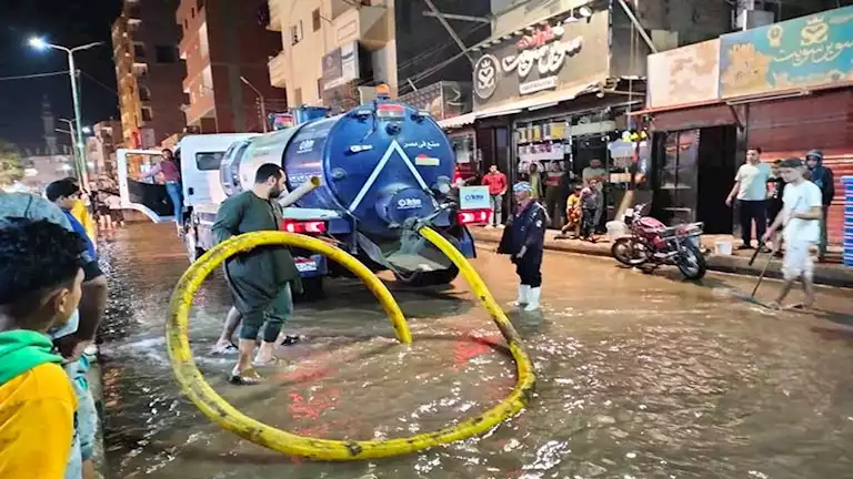 بالصور ـ قطع المياه في منفلوط لإصلاح خط شارع العشرين