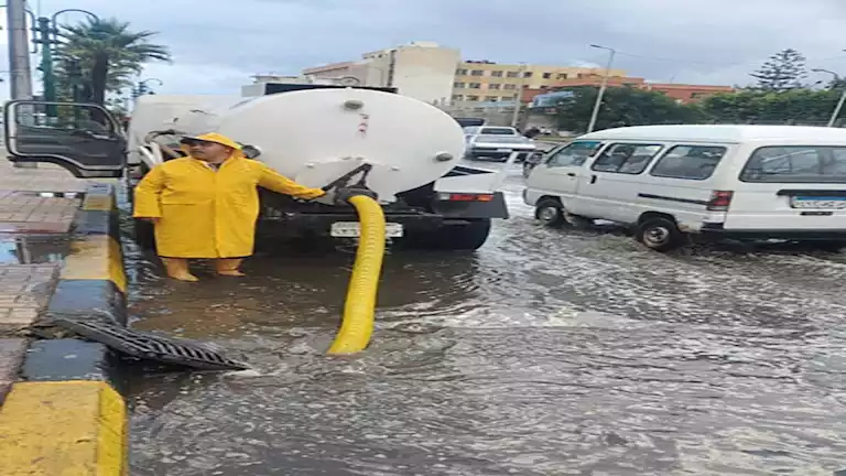 استمرار المعركة ضد الأمطار.. الإسكندرية تتعامل مع تداعيات "المكنسة"- صور