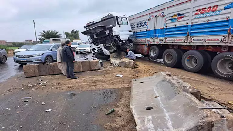 فوضى مرورية بالقليوبية.. سيارة نقل تصطدم بحاجز خرساني على طريق كفر شكر - صور