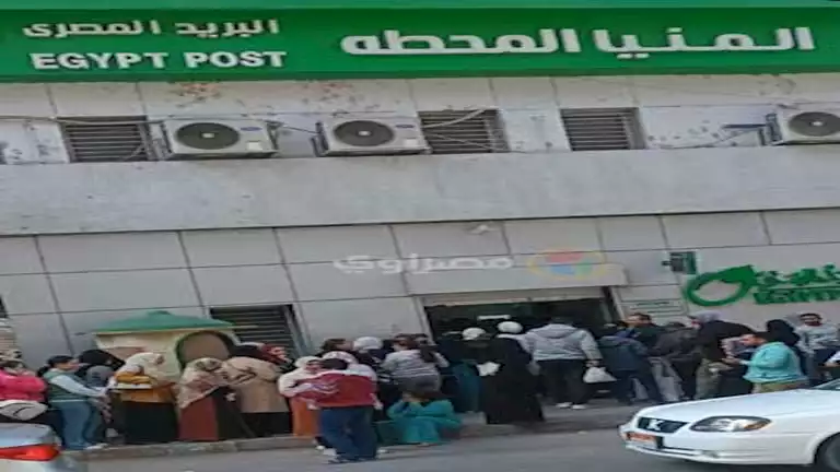 طوابير وزحام بالمنيا لشراء كراسات شروط "سكن لكل المصريين 5"- فيديو وصور