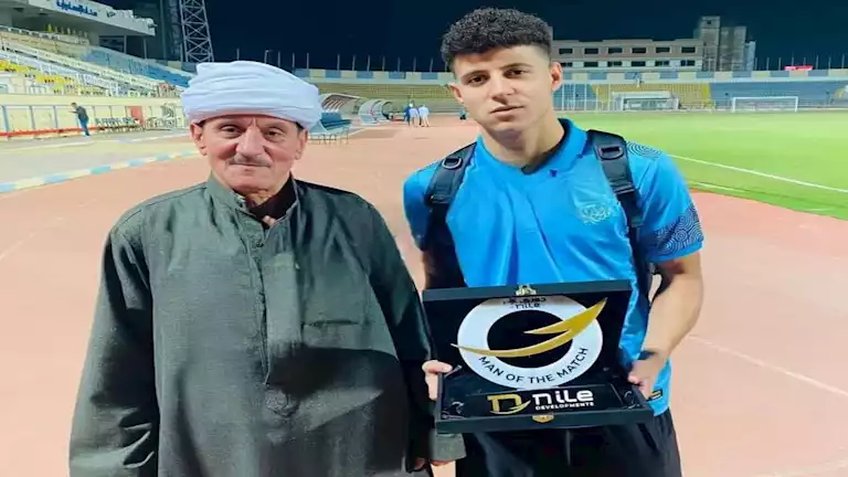 "احتفل مع والده بجائزة الأفضل".. من هو نادر فرج لاعب الإسماعيلي؟