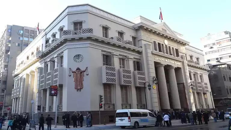 استغل أوجه الشبه مع زميله.. محاكمة موظفين بتهمة الاستيلاء على قرض