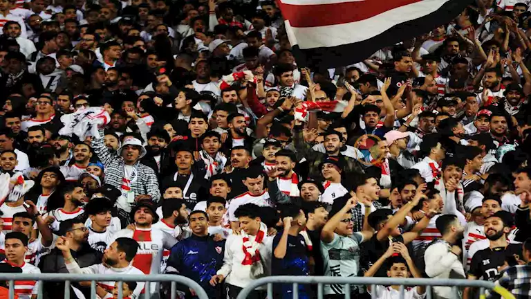 جماهير الزمالك تُردد الأهازيج من مباراة بلاك بلوز (فيديو)