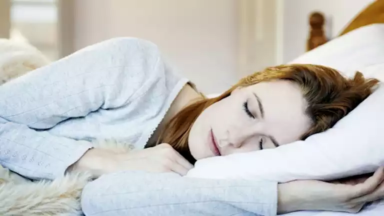 احذر.. النوم على وسادة مرتفعة قد يرفع ضغط العين 