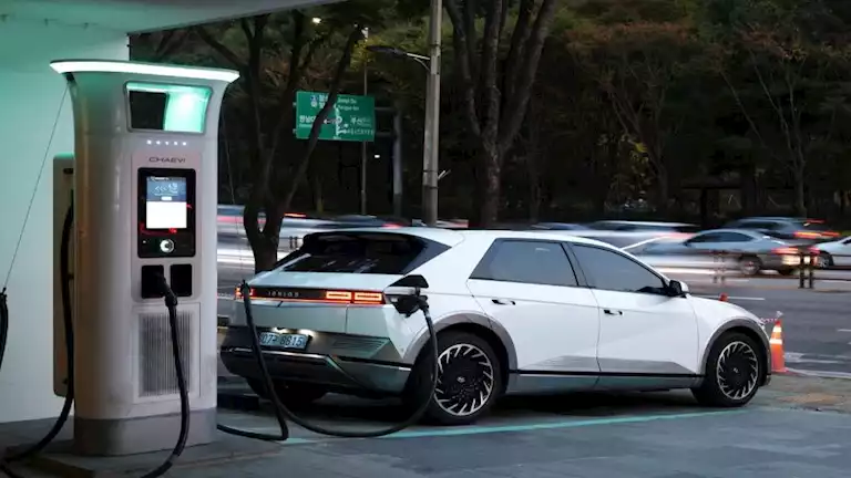 أنظمة الدفع الهجينة في السيارات.. تعرف على مزاياها وأنواعها 