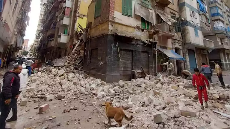 تصادف مروره أسفله.. مصرع شاب إثر انهيار أجزاء من عقار في الإسكندرية