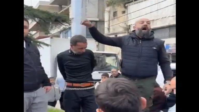 فيديو هز لبنان.. كواليس ربط سوري بعامود وتعذيبه في الشارع 