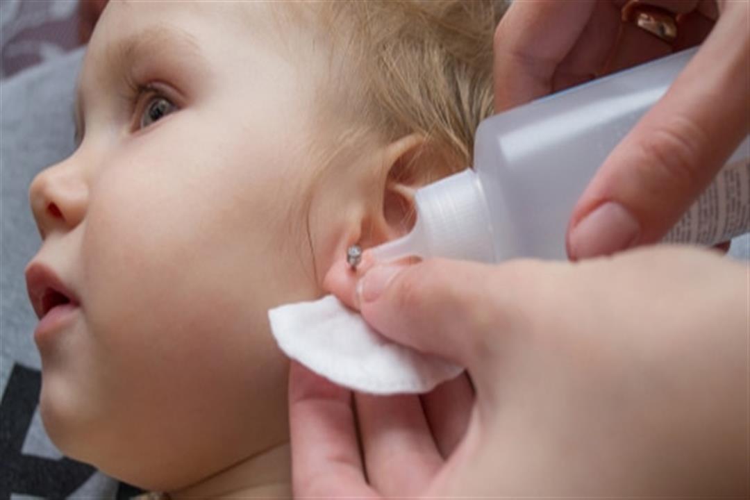أستاذ أنف وأذن يحذر من ثقب الأذن للطفلة قبل إتمام 6 أشهر