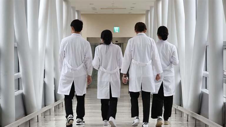 كوريا الجنوبية.. خريجو كليات الطب يفاقمون أزمة الأطباء