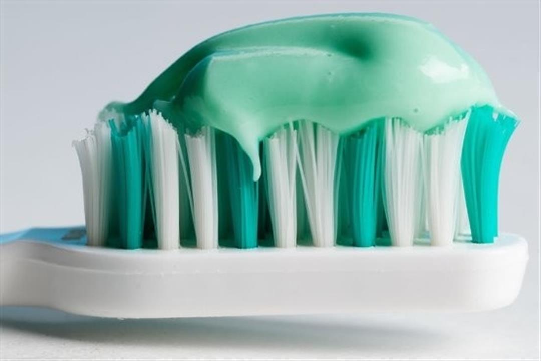 احذر- تنظيف أسنانك بهذا المعجون ليلًا قد يصيبك بالأرق
