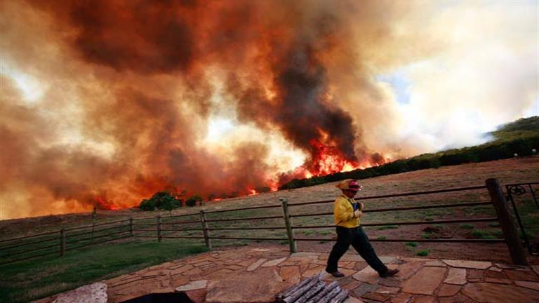 بعد مقتل شخصين.. حرائق الغابات في تكساس تهدد العديد من المنازل| صور