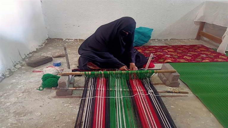 أنامل من ذهب.. فتيات يصنعن الكليم بالنول اليدوي في جنوب سيناء- صور