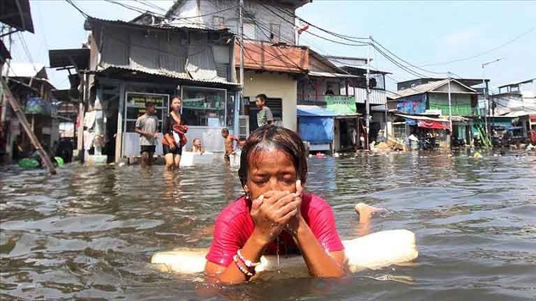 ارتفاع حصيلة ضحايا فيضان إندونيسيا إلى 43 شخصًا  