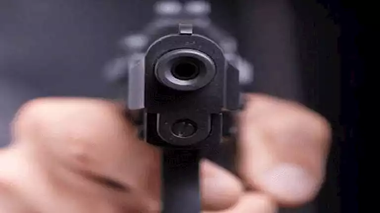 رسالة صرصور تقود "هيرناندز" لإطلاق النار على شخصين