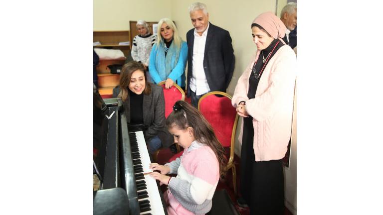 وزيرة الثقافة تحضر أولى دروس العزف على البيانو لطفلة "قادرون باختلاف" تاليا محمد