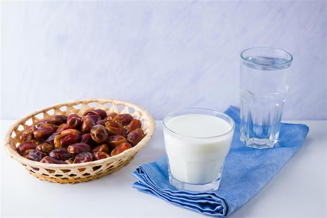 الحليب Vs الماء- أيهما أفضل مع التمر لكسر الصيام؟