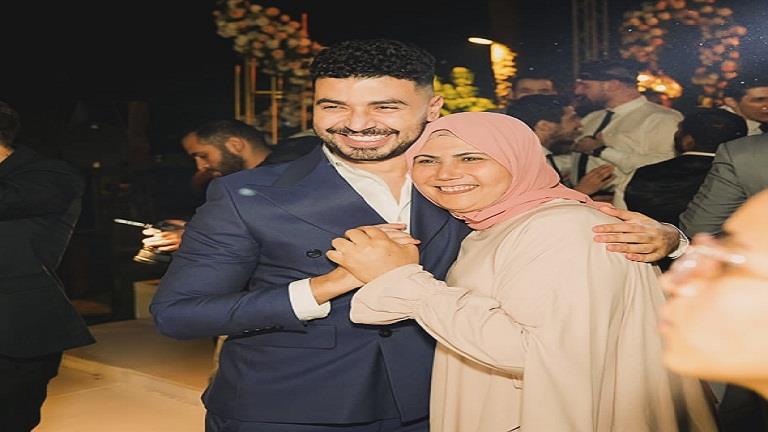 برفقة والدته.. هكذا احتفل محمد أنور بعيد الأم | مصراوي