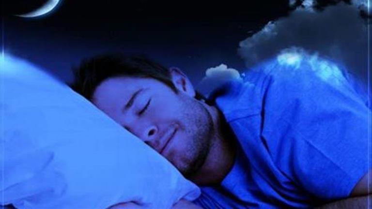 تستخدم وسادة عالية أثناء النوم؟- إليك أبرز آثارها الجانبية