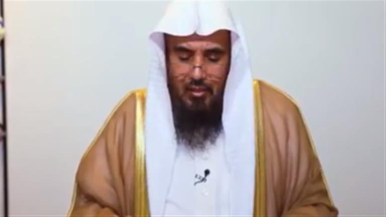 ‏‎كيف يصلي المسافر بالطائرة؟.. عالم سعودي يصحح خطأ شائعًا (فيديو)