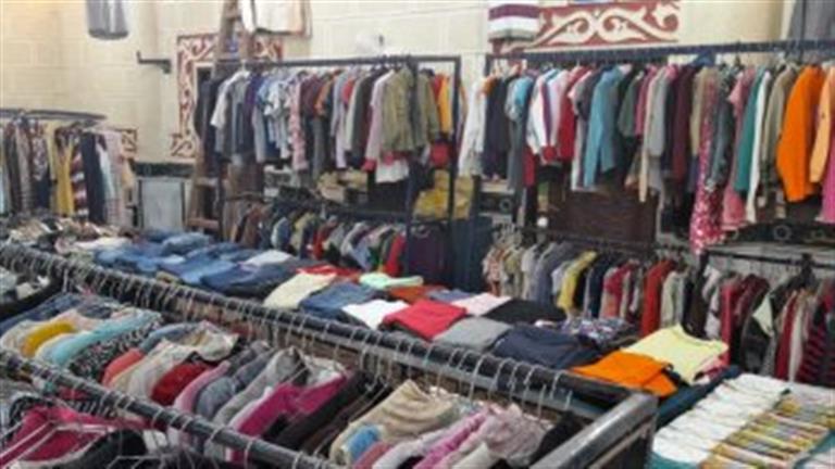 "بنكمل بعض".. معرض لتوزيع الملابس مجانًا على الأسر الأكثر احتياجًا بمدينة دهب