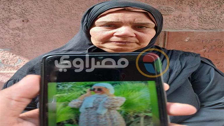 "مش هننساكي أبدا يا رحاب".. والدة "فتاة البراجيل" تودعها أمام المقابر | صور وفيديو