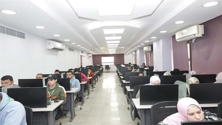 وزير التعليم يتفقد امتحانات المتقدمين في مسابقة 11114 معلم مساعد فصل -(صور)