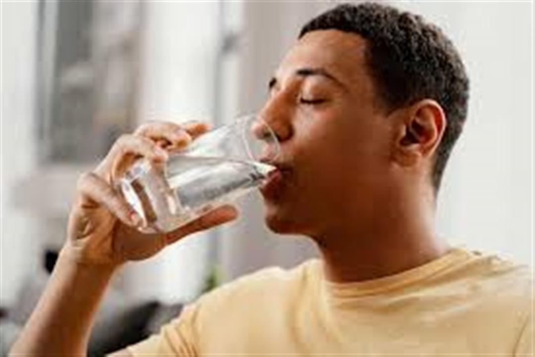 ما كمية الماء المطلوبة يوميا للمساعدة على إنقاص الوزن؟