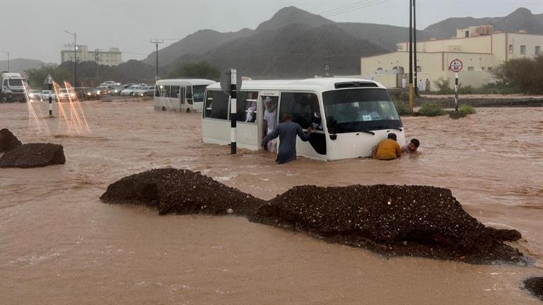 سد وادي ضيقة في سلطنة عُمان يفيض بالمياه بعد الأمطار الغزيرة (فيديو)