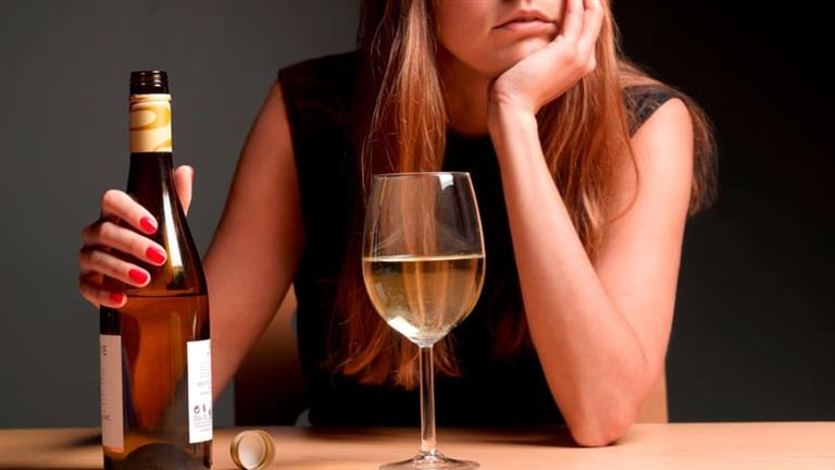 مفاجأة.. كورونا تسبب في إقبال النساء على المشروبات الكحولية